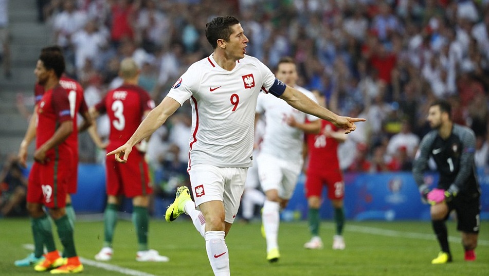 35D4AB8000000578-0-The_Bayern_Munich_striker_arrived_late_in_the_box_and_the_Portug-a-75_1467322792866