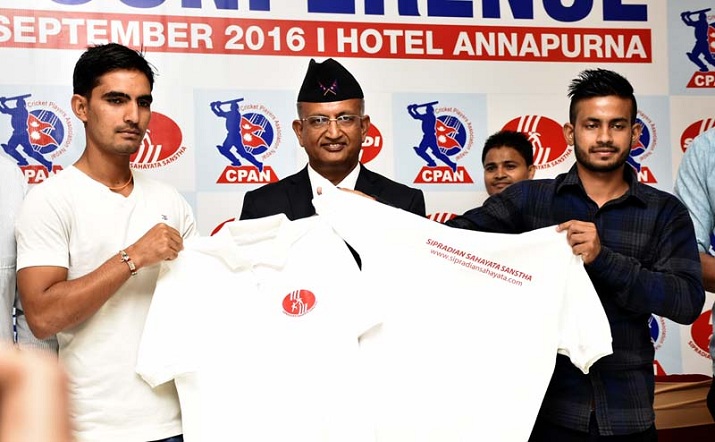 Director of Sipradi Trading Pvt Ltd Shambhu Prasad Dahal is flanked by cricketers Aarif Sheikh and Sunil Dhamala (L) during the signing ceremony in Kathmandu on Wednesday, September 7. 2016. 