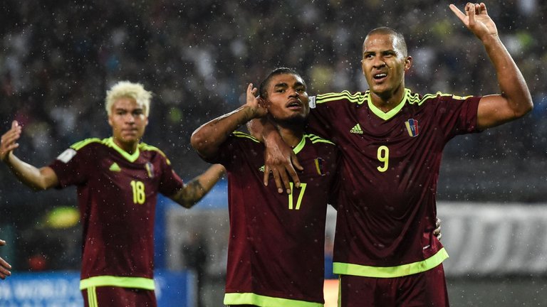 Josef Martinez (C) celebrates with teammate Salomon Rondon (R) after scoring against Argentina